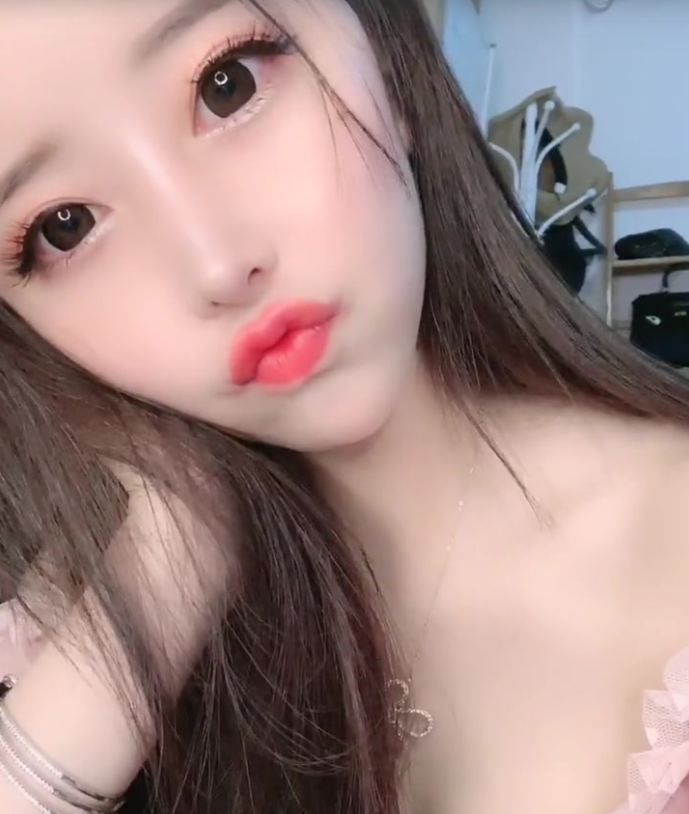 清纯大胸极品身材的兼职妹子