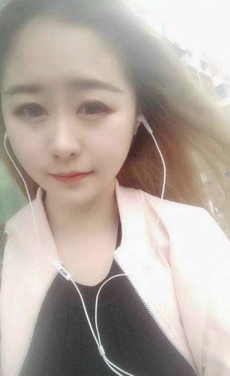 物资学院特温柔的新人思思 长相甜美不机车 可亲可吻